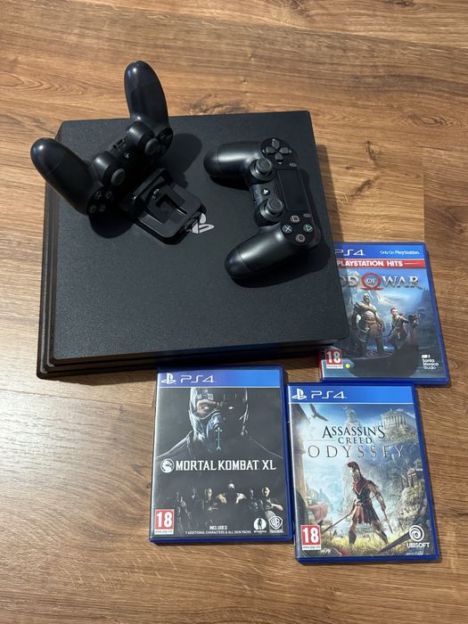 Ps4 pro de 1tb ,2 controlere,statie de incarcare,3 jocuri + in memeori