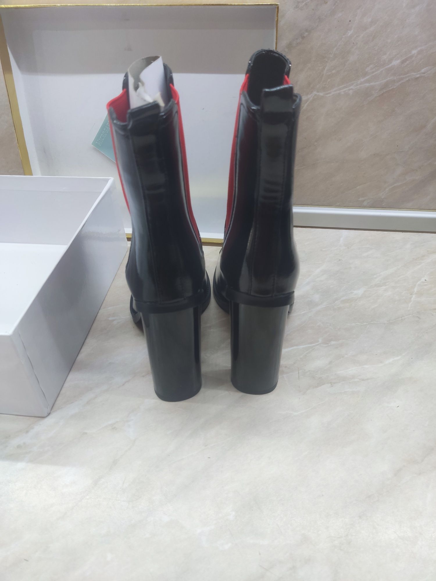Елегантни дамски боти