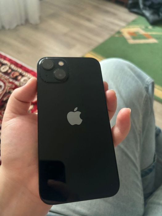 Айфон 13 в темно-синем цвете