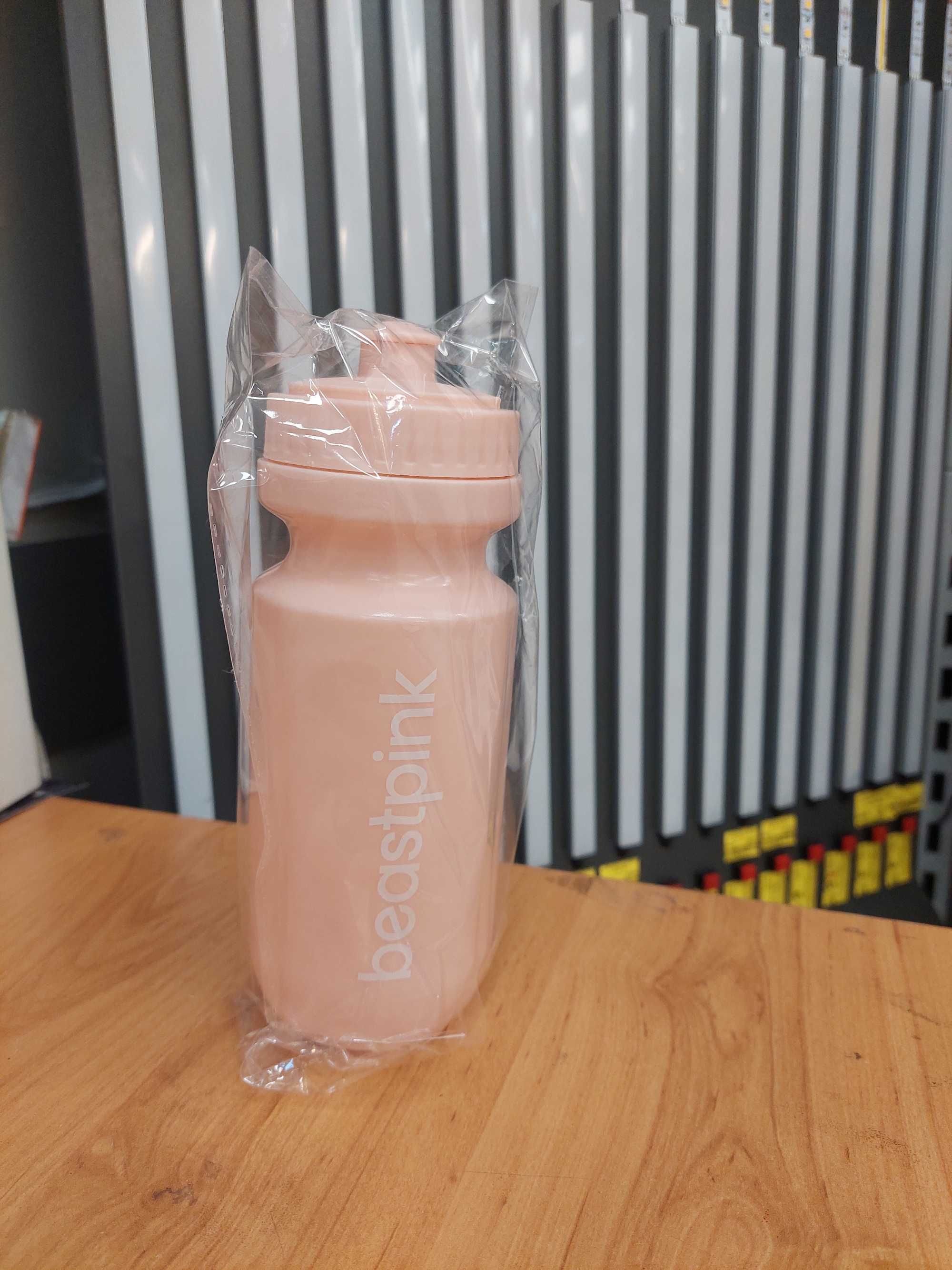 Шейкър Beast Pink Rose и 	
Спортна бутилка Sips&Dips550ml само за 5лв