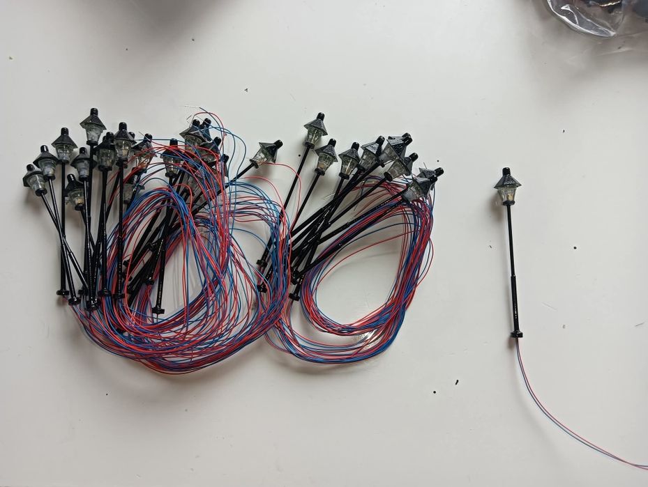 Felinare/Stâlpi de iluminat stradali machetă trenuleț electric HO