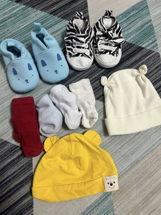 Lot bebe 0/6 luni caciuli si incaltari bebe