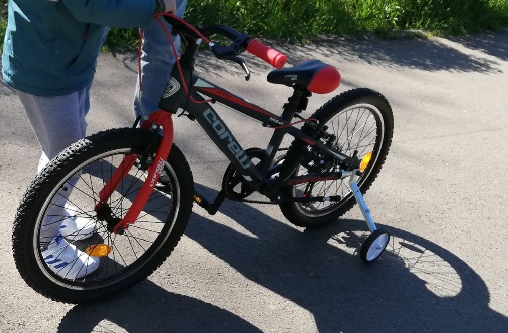 Bicicleta copii Corelli 20", 7 viteze, culoare negru-rosu + casca