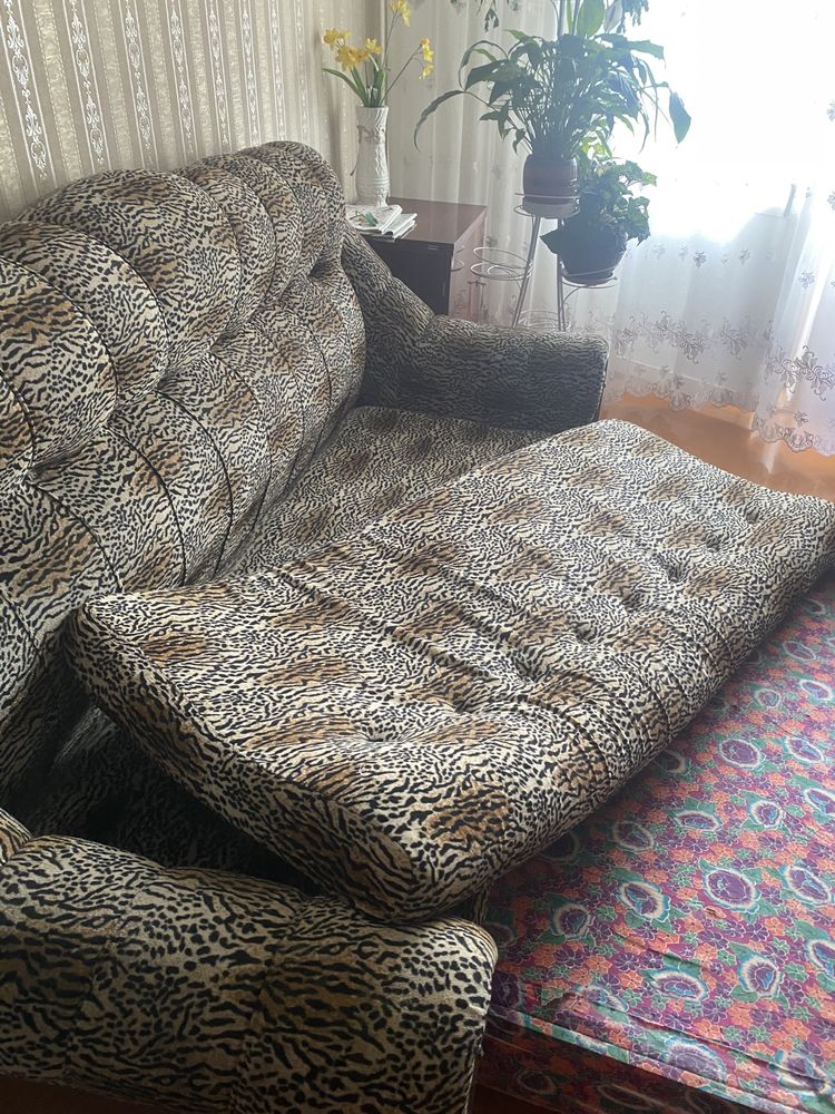 Продам мягкий уголок ( диван , и два кресла )