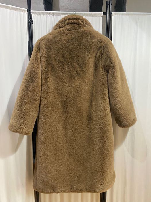 Мъхесто палто Mango от изкуствена кожа с косъм в бежово