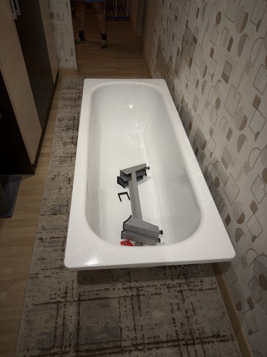 Ванна с ножками стальная