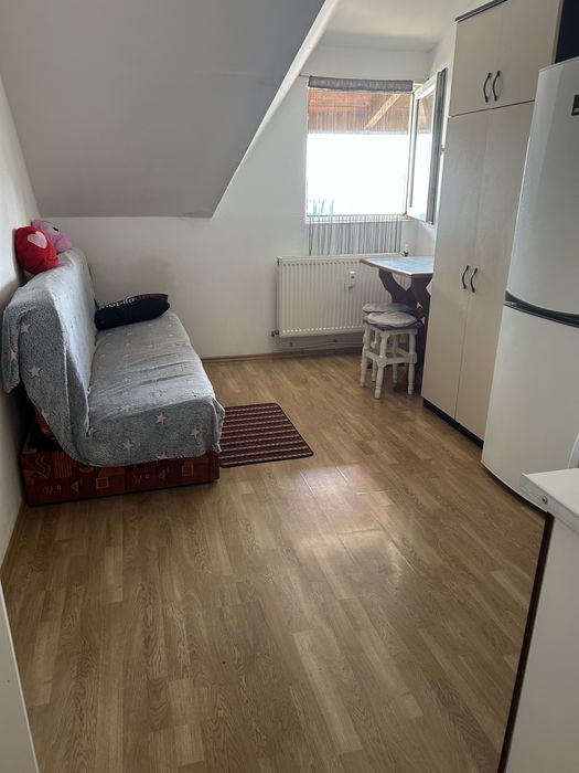 Inchiriez garsoniera Zamca