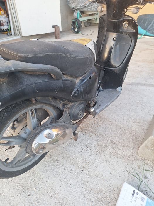 Vând scuter Aprilia scarabeo.