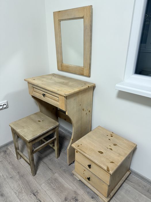 Сет от дърво - нощни шкафчета, тоалетка и стол