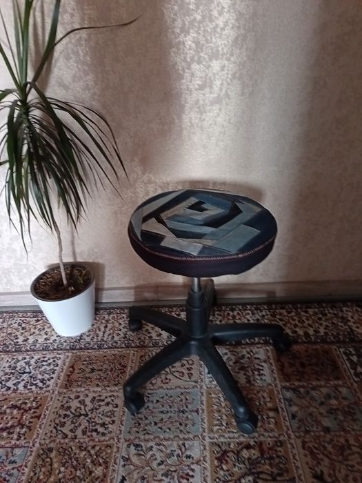 Стул табурет вращающисяс подъёмный механизм