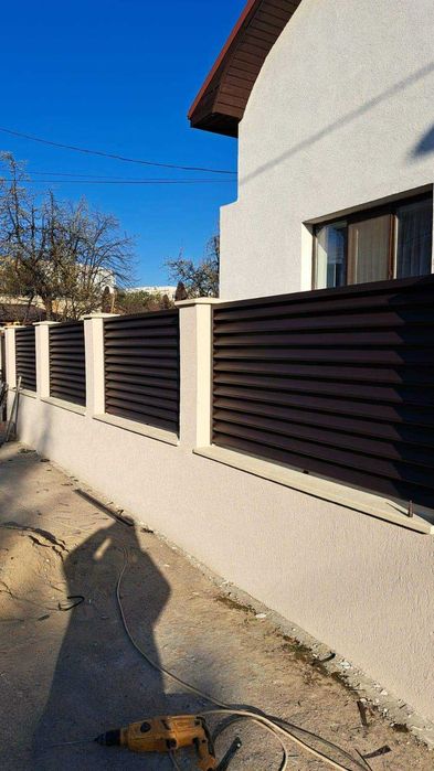 Garduri si porti din panou stil jaluzele, sipca metalica, plasa si BCA