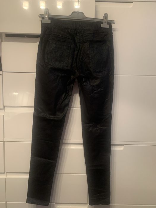 Ластичен клин,черен на цвят, с дантеленпринт.