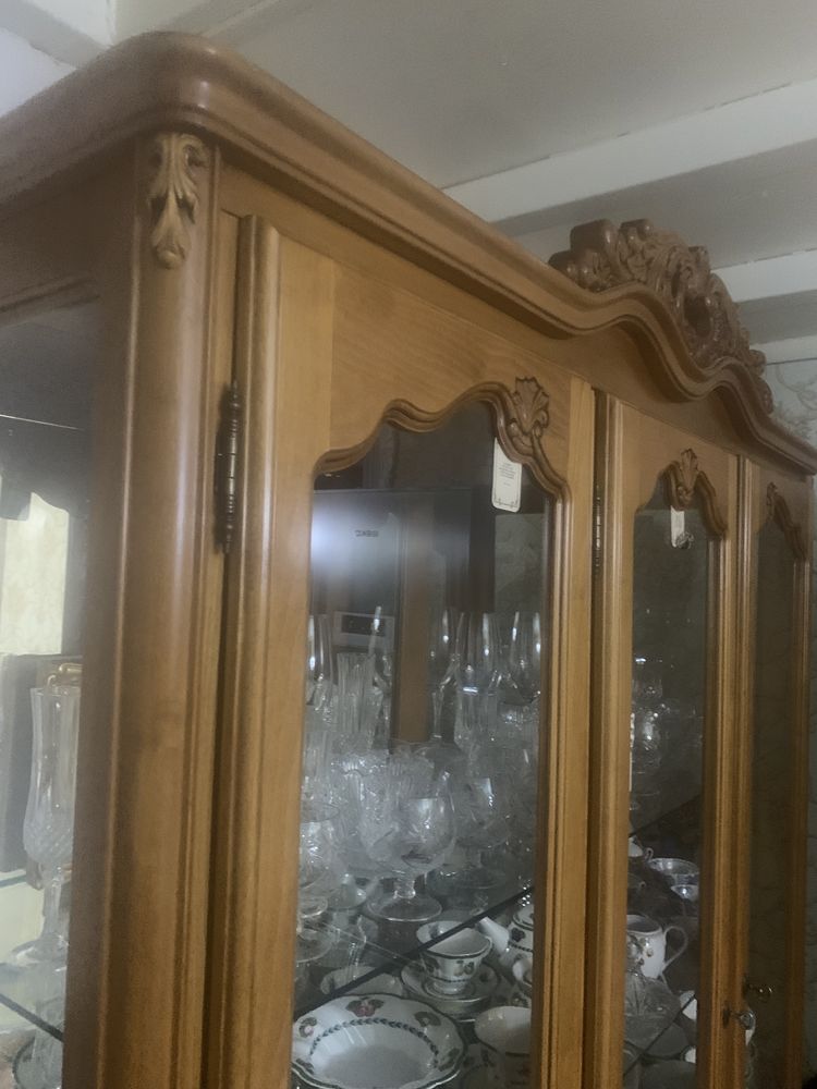 Продам шикарный румынский сервант из чистого дерева