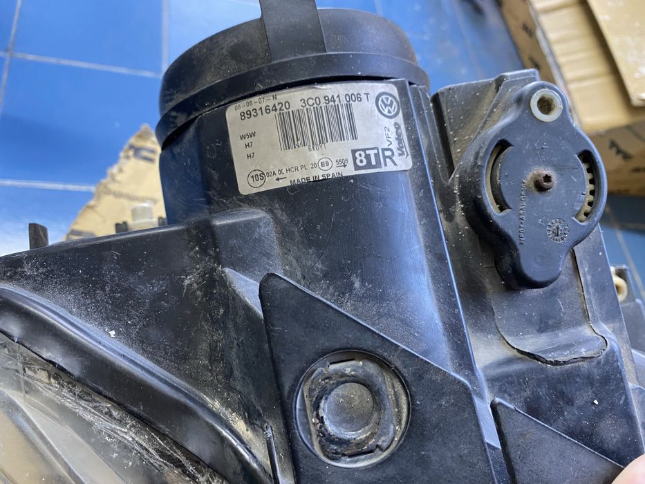 Фарове Valeo за VW Passat B6 - за ремонт