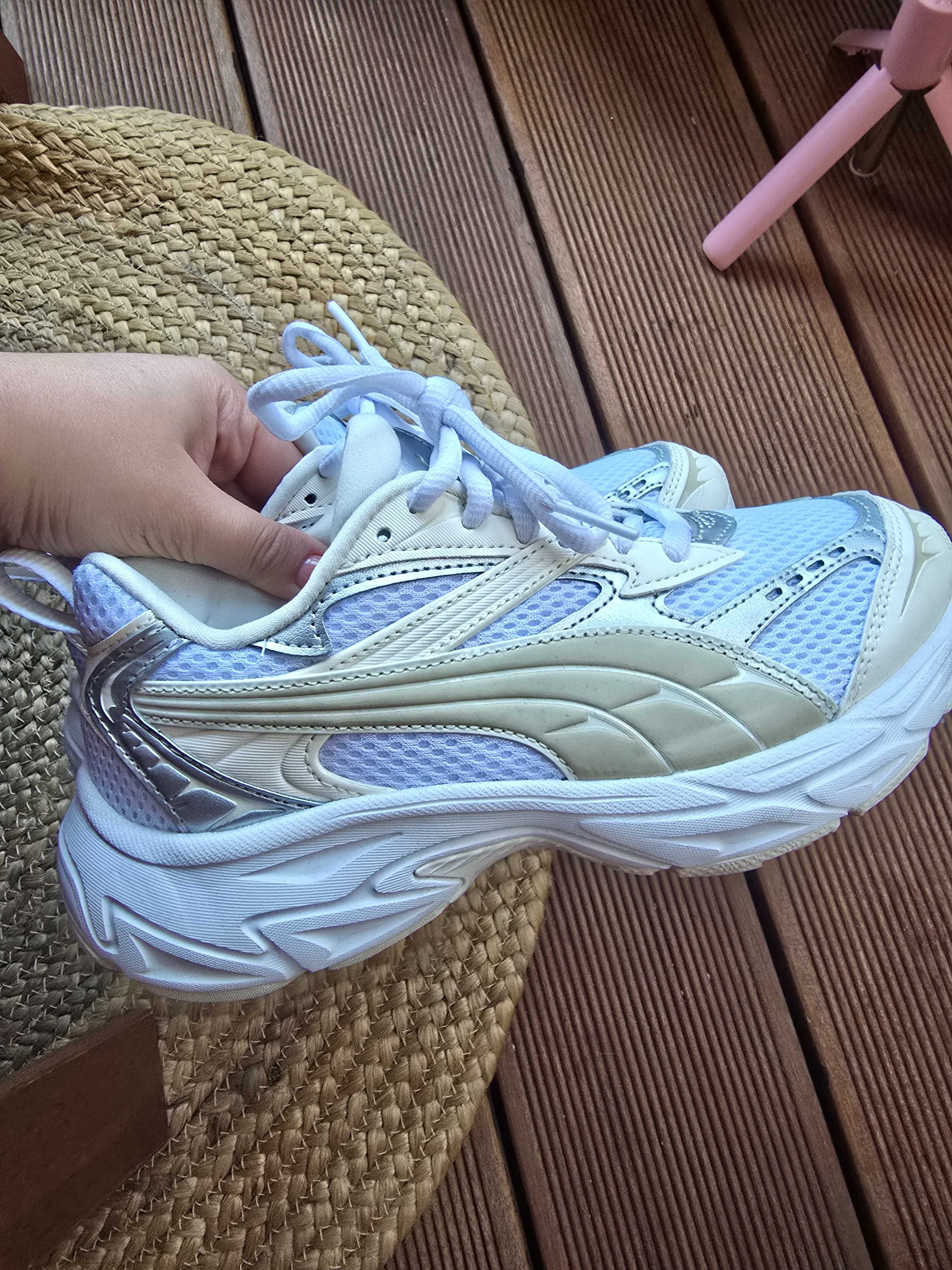 Бели дамски маратонки ,,Puma"