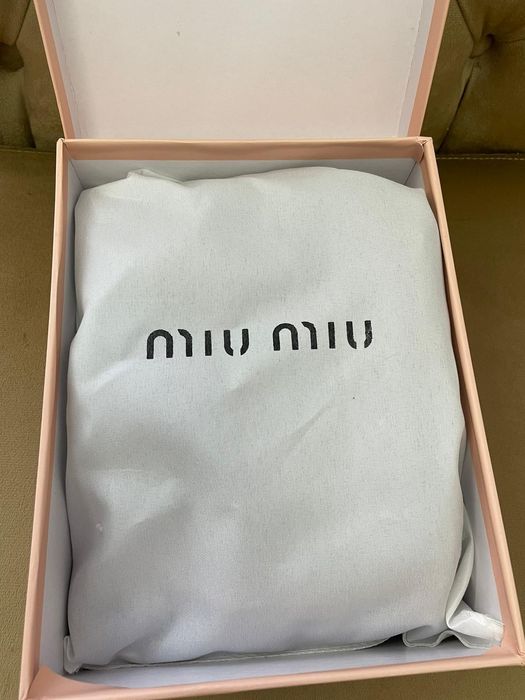 Geanta Miumiu cutie și săculeț