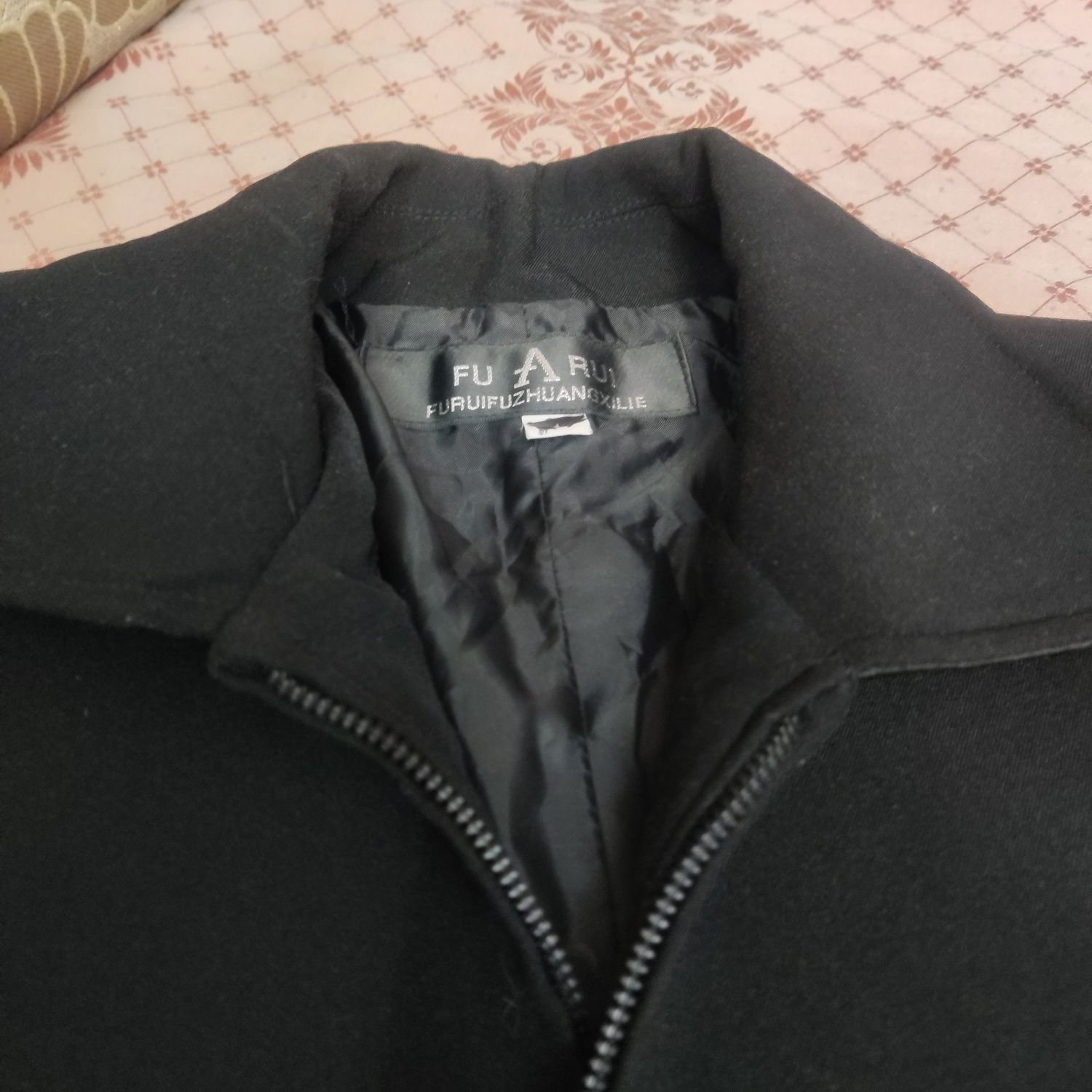 Пиджак чёрного цвета на девочку 8-10 лет