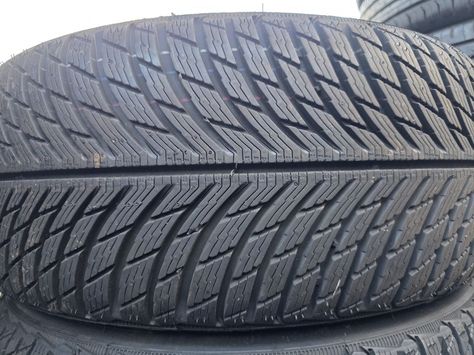2бр Като нови зимни гуми 235 55 17 - Michelin - DOT 2025