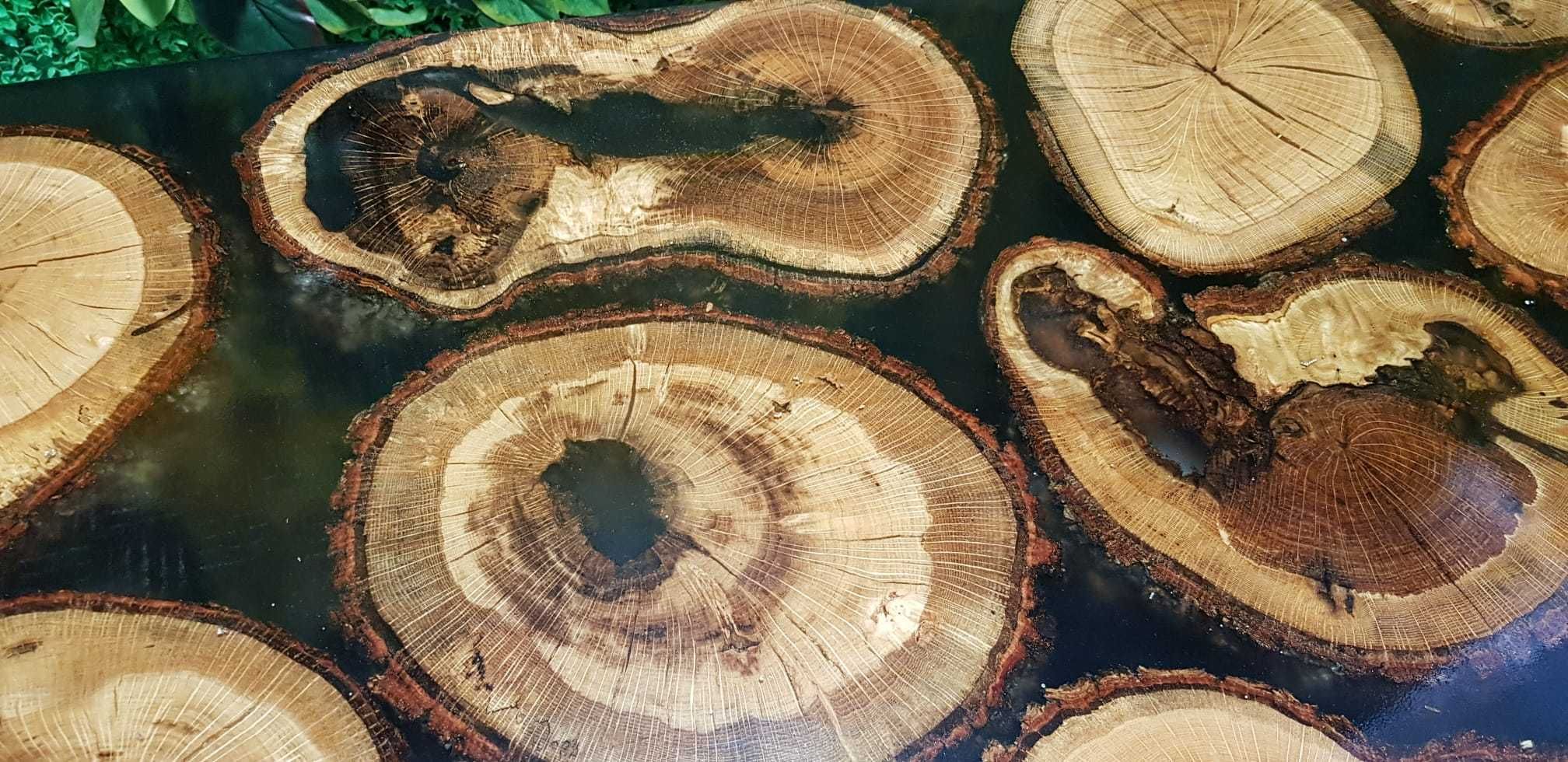 Трапезна маса Морони от масивни дървени пънове и епоксидна смола