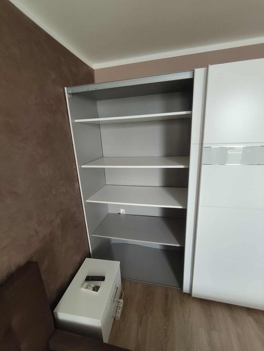 Двукрилен гардероб с плъзгащи се врати