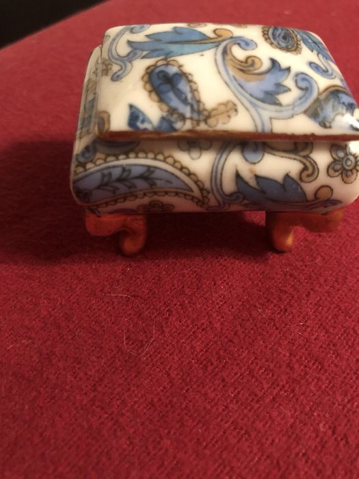 За вашето бижу малка порцеланова .