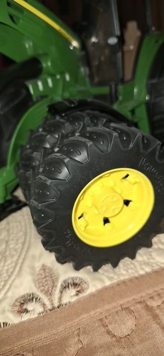 Tractor mare bruder cu 8 roti și plug mare