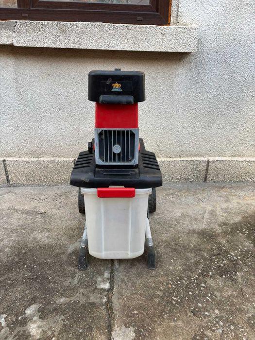 Валцова самопридърпваща дробилка за клони