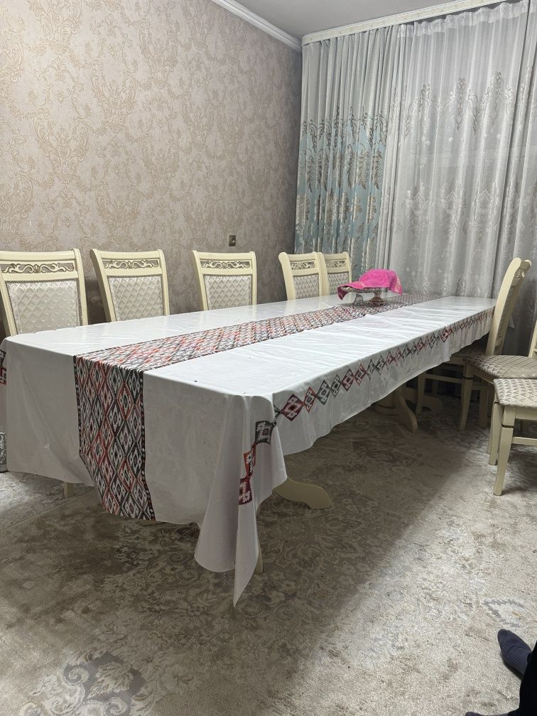 Стол и стулья в отличном состояние