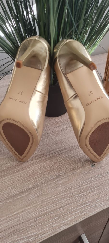 Pantofi dama marimea 37,culoare aurie.