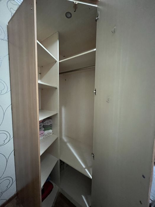 Продается угловой шифонер