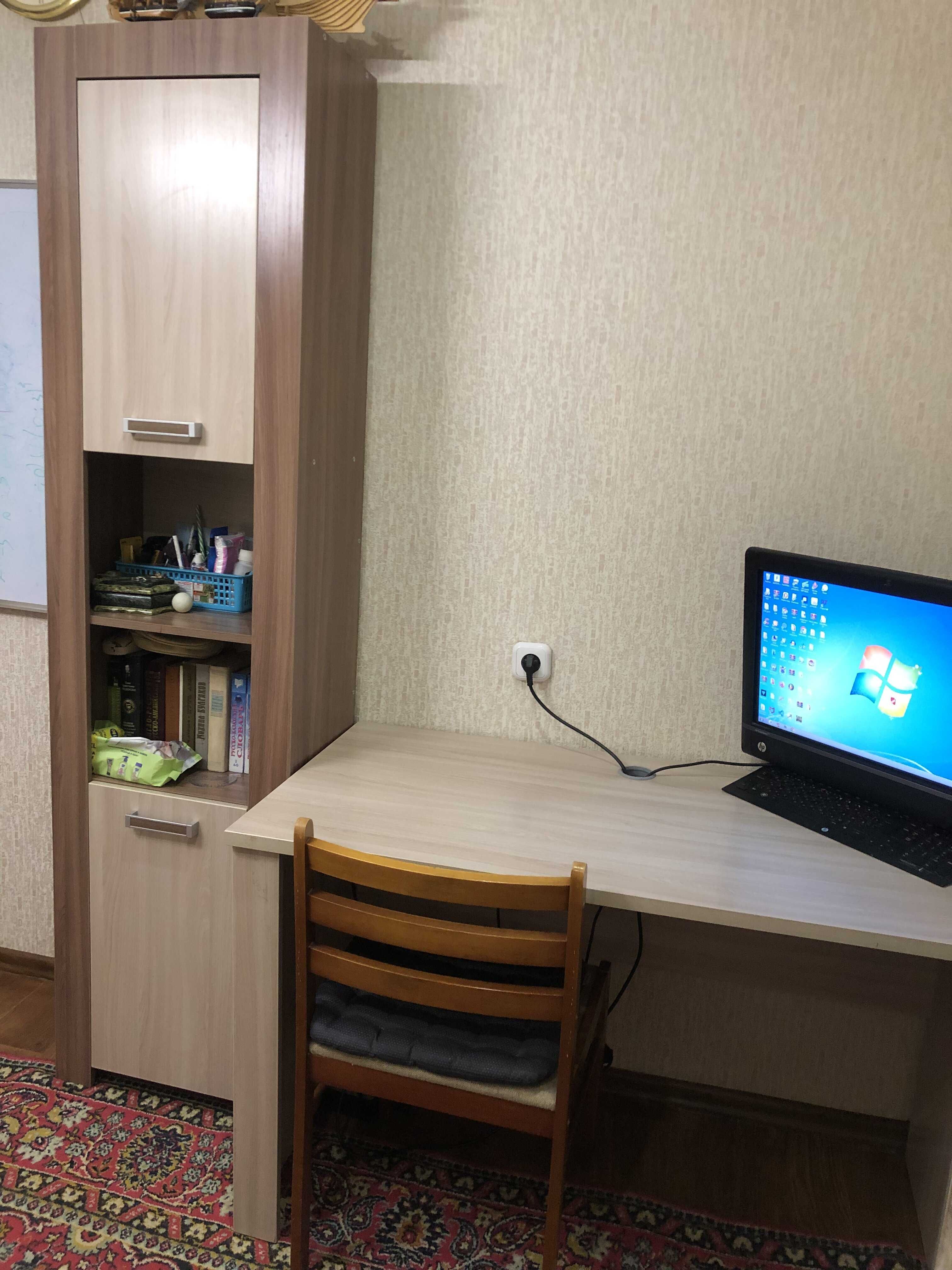 Продам компьютерный стол и шкаф