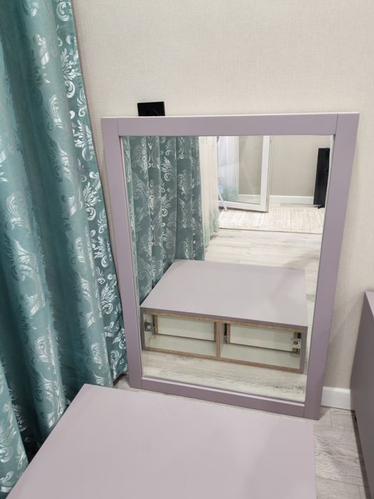 Косметический столик с зеркалом