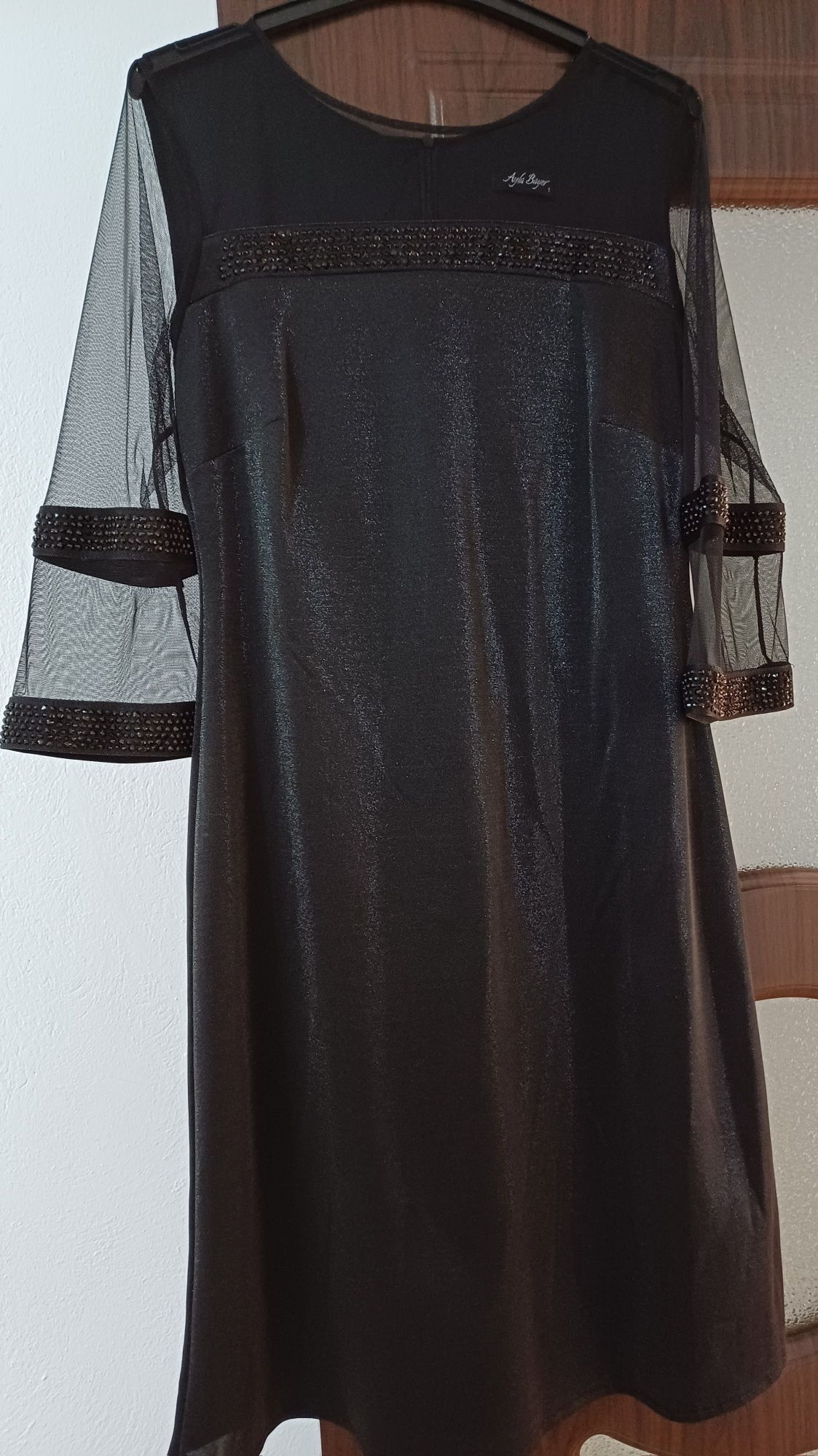 Vând rochie de culoare neagra