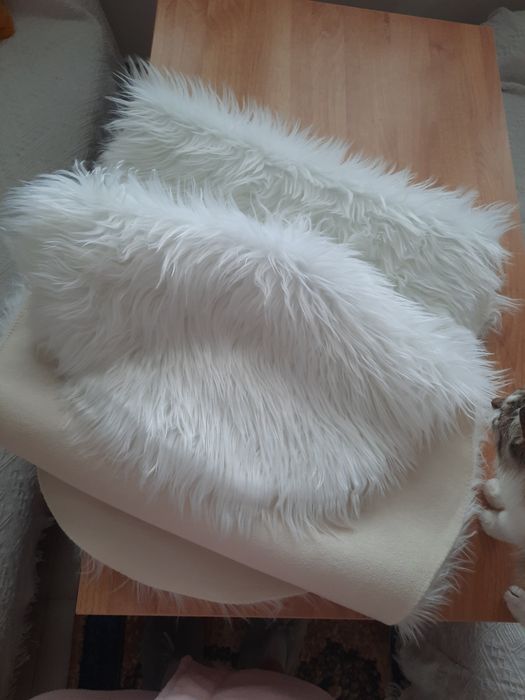 Пухкаво килимче в бял цвят