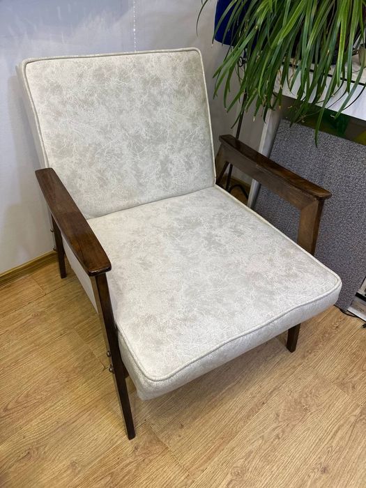 Яркое кресло в стиле СССР