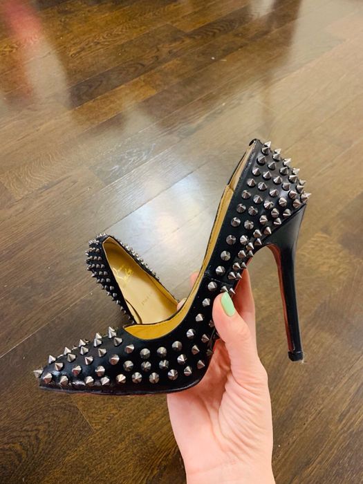 Pantofi stiletto negri din piele  cu Țepi Loubotin
