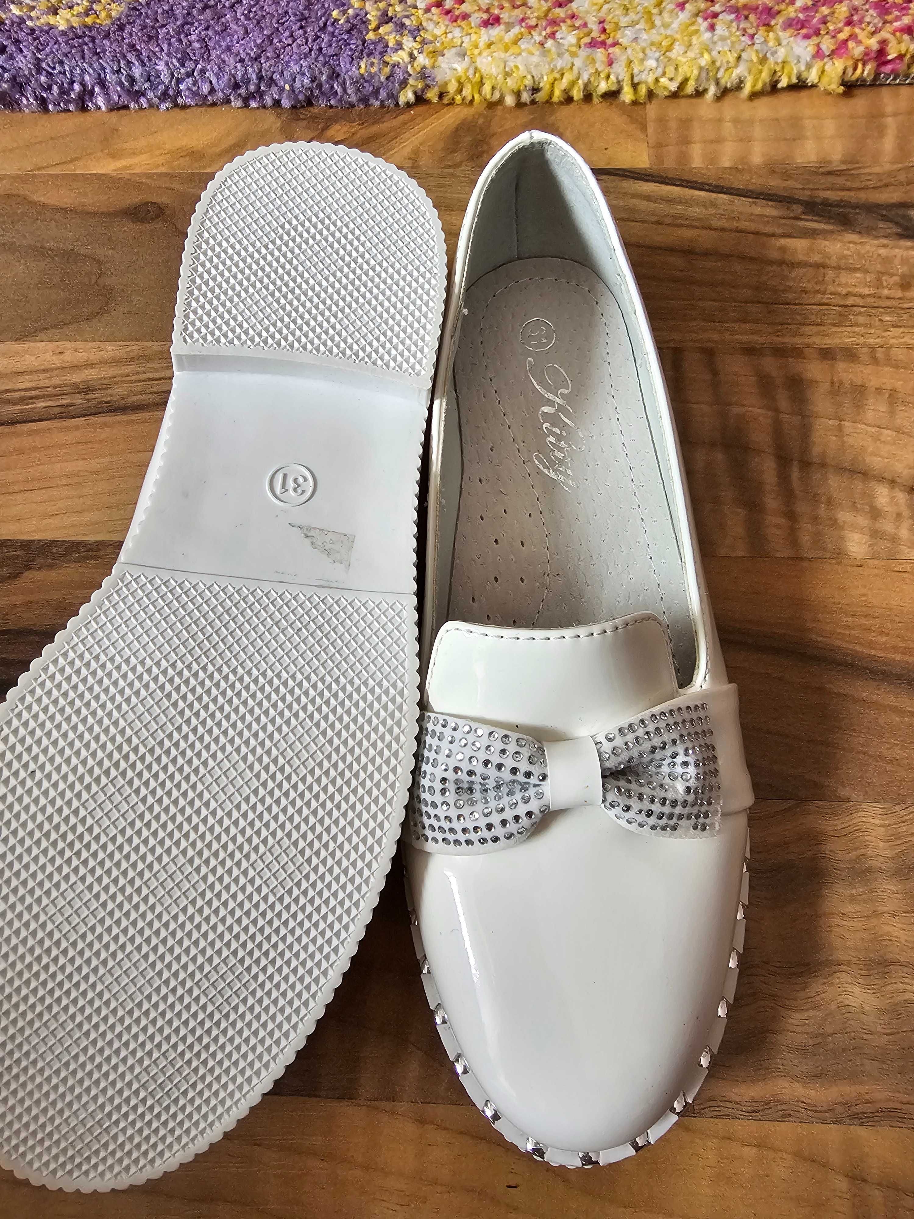 Pantofi albi de lac fetițe in stare perfecta mărimea 31