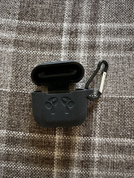 Черный чехол из силикона на airpods 4