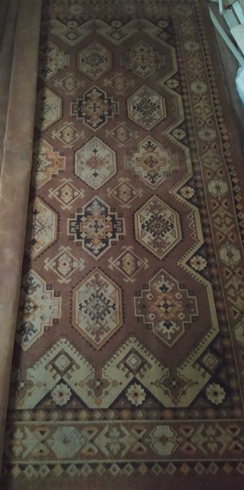 Продам палас  размером 3.30х2.5 (требуется стирка)