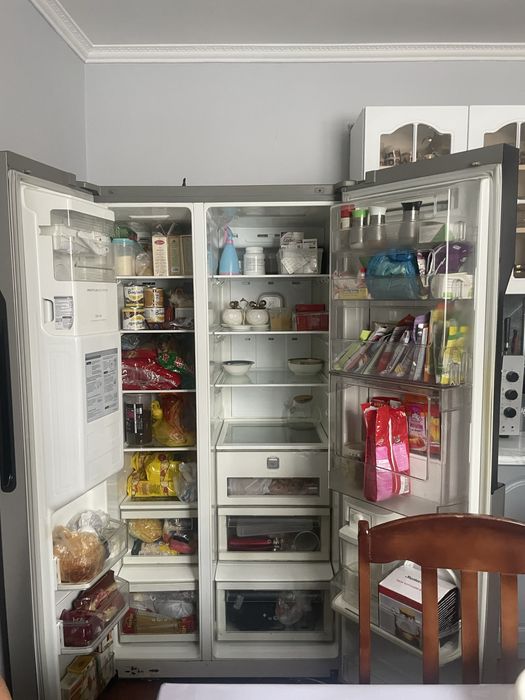 Продам холодильник , двухдверный . С диспенсором для воды