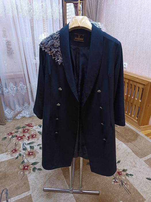 Женская одежда.  Чёрный пиджак, черные и зелёные платье