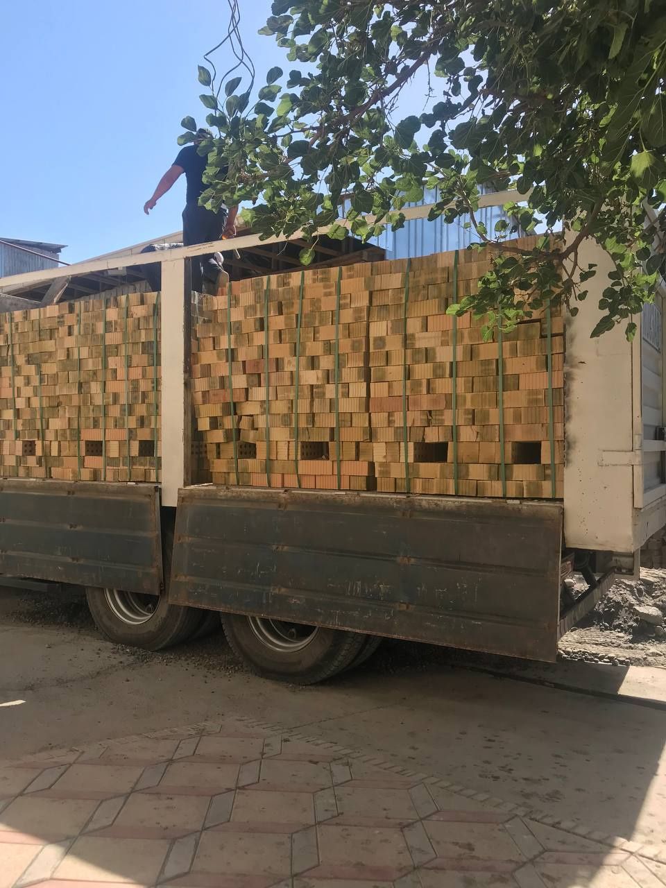 Sifatli G'isht stroyka dastavka ichida