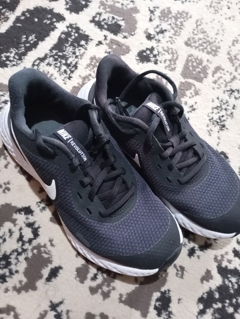 Маратонки Nike 36 номер