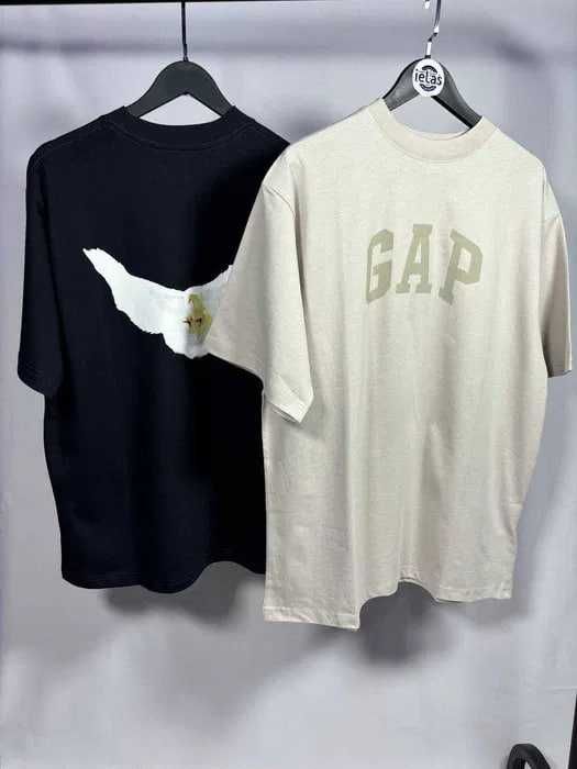 Men's white and black T-shirt