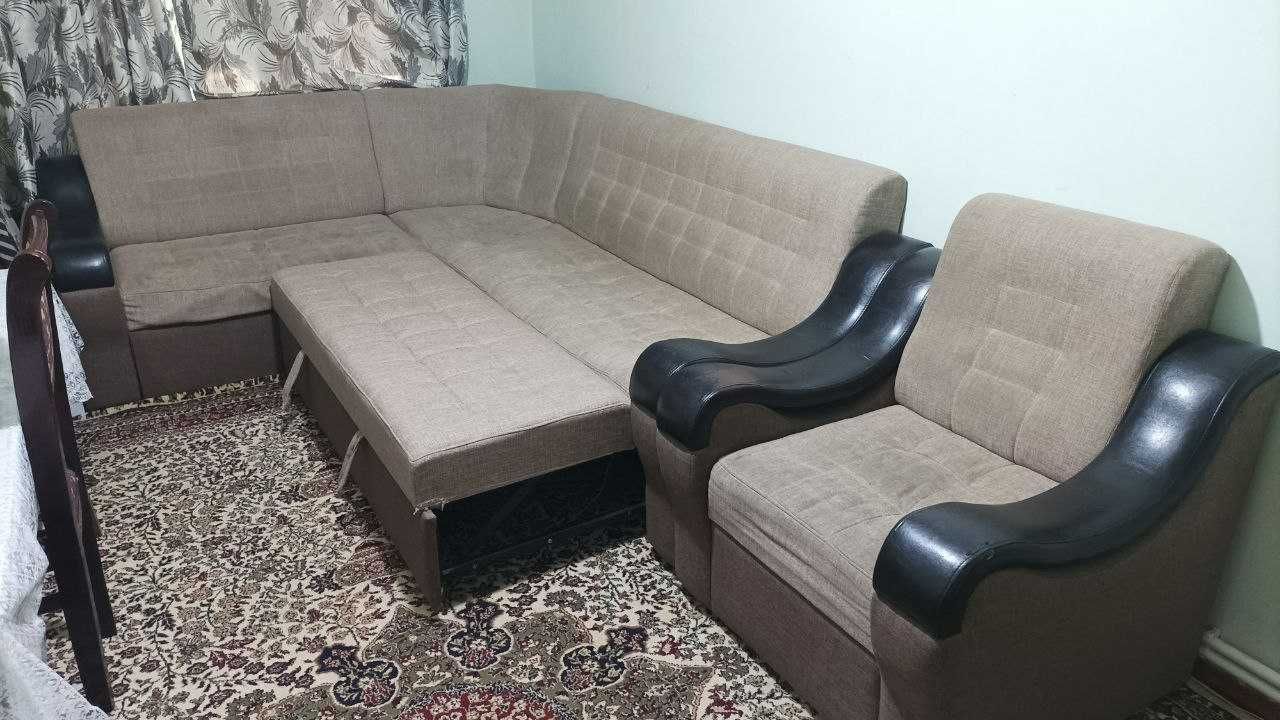 Диван уголок для гостинной с выдвижным основанием.