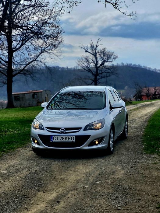 Vând Opel astra j