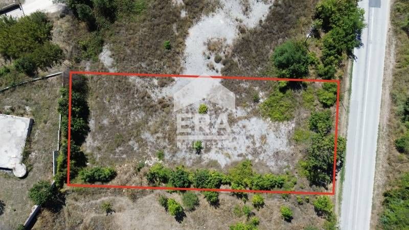 Урегулиран поземлен имот за продажба, с проект за три къщи и лице на г