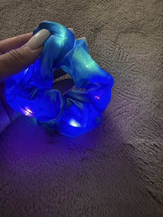 Рокля на ЕЛЗА от FROZEN с два подаръка: светещ ластик и корона