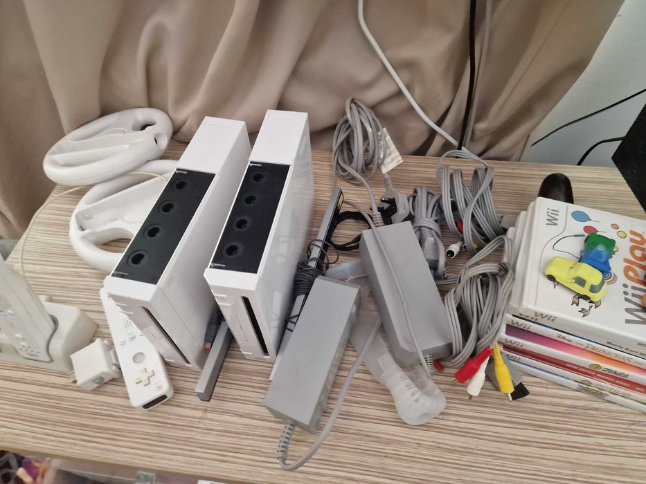2 Nintendo WII cu accesorii si Jocuri
