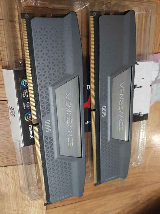 32GB 5200MTs CL40 Corsair Vengance,  AMD EXPO DDR5